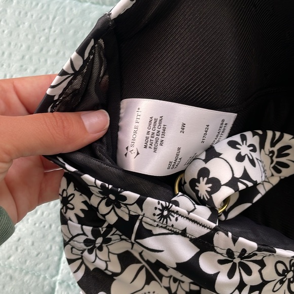 Swimsuit Top - full coverage - Picture 3 of 5